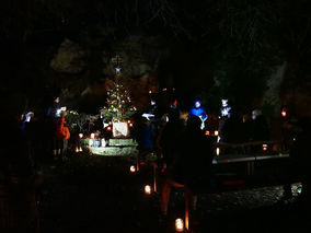 Waldadvent in der Fatima-Grotte (Foto: Karl-Franz Thiede)